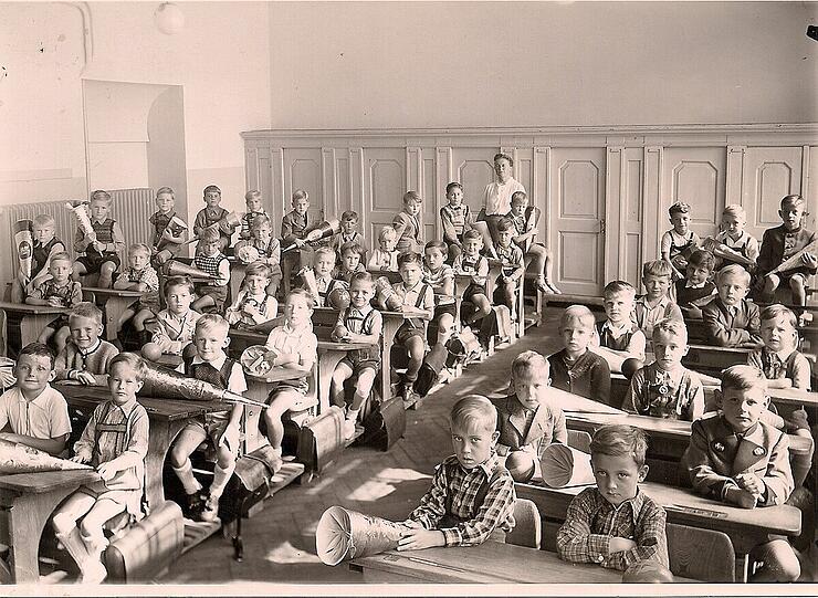 Was für eine große Klasse! Das Foto zeigt Erstklässler an der Haidhauser Bazeilleschule 1957.

Stolz sitzen sie da, manche schauen aber auch noch ein bisserl kritisch, was da auf sie zukommen mag: AZ-Leser Heinz Westenrieder hat ein Foto seiner Einschulung eingeschickt. Einige dieser Mitschüler, schreibt Westenrieder hat er nie aus den Augen verloren, all die Jahrzehnte noch Kontakt gehabt.