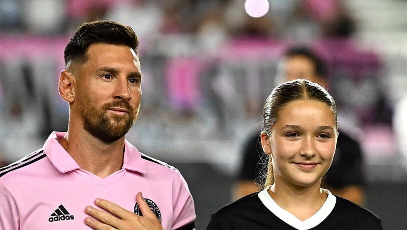 Lionel Messi und Harper Beckham gemeinsam im Stadion von Miami.