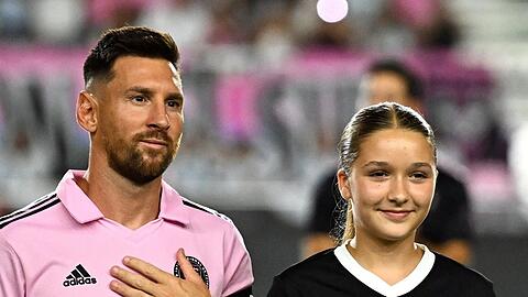 Lionel Messi und Harper Beckham gemeinsam im Stadion von Miami.