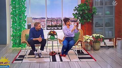 Eine Ketchupflasche verwirrt Marlene Lufen (rechts) im "Sat.1 Frühstücksfernsehen". Ihr Moderationskollege Daniel Boschmann amüsiert sich darüber sehr.