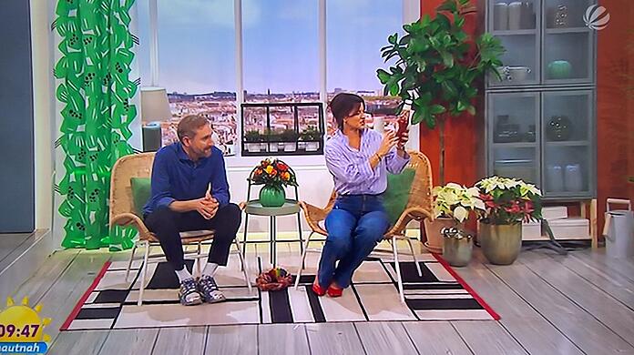 Eine Ketchupflasche verwirrt Marlene Lufen (rechts) im "Sat.1 Frühstücksfernsehen". Ihr Moderationskollege Daniel Boschmann amüsiert sich darüber sehr.