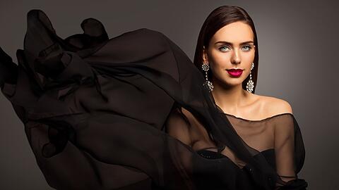 Schwarze Kleider und ein dramatisches Make-up sind die perfekte Wahl für einen Ausgehlook im Dark-Glamour-Style.