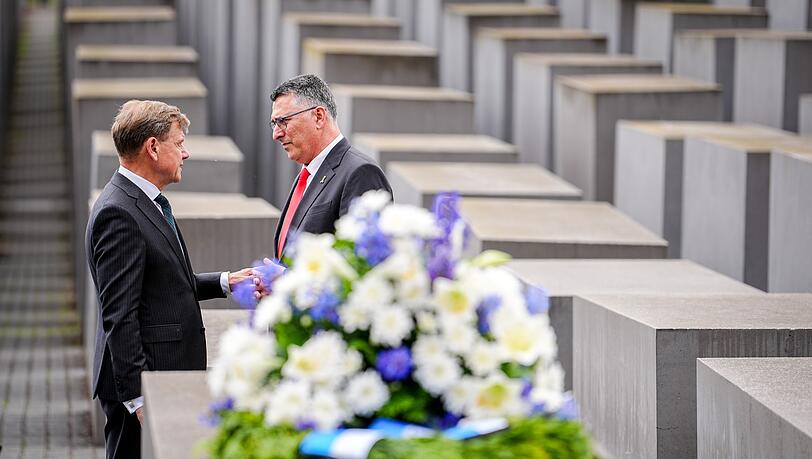 wadephul-und-saar-gedenken-der-holocaust-opfer