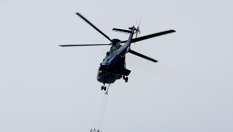 Ein Löschhubschrauber der Bundespolizei fliegt über dem Zeithainer Tagebau und nimmt Wasser auf, um den Waldbrand Gohrischheide zu bekämpfen.