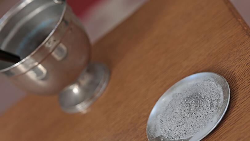 Mit Asche wird ein Kreuz auf die Stirn der Gl&auml;ubigen aufgezeichnet. (Archivbild)