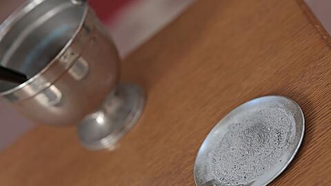 Mit Asche wird ein Kreuz auf die Stirn der Gl&auml;ubigen aufgezeichnet. (Archivbild)