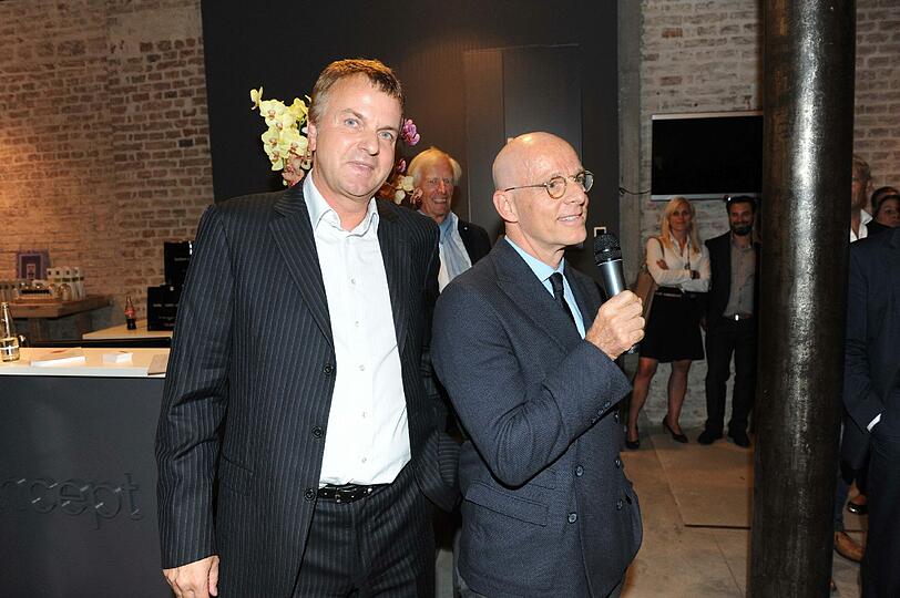 Dr. med. Werner Lehner mit dr. med Ulrich Bauhofer bei der Eröffnung des Betten Concept Store am 29.08.2013 in München.