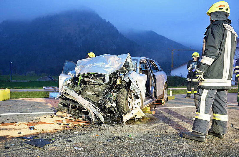 Der Fahrer des Audis musste von der Feuerwehr aus seinem Fahrzeug befreit werden.