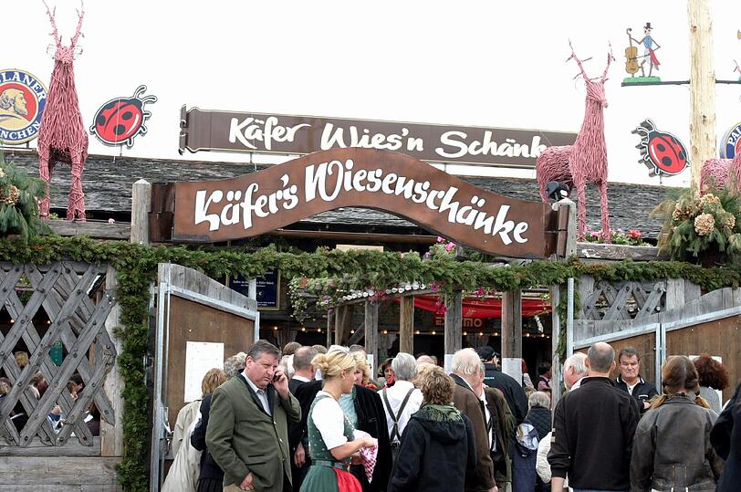 Zur Wiesn-Zeit gibt's die Hoeneß-Würstl auch in Käfers Wiesnschänke.