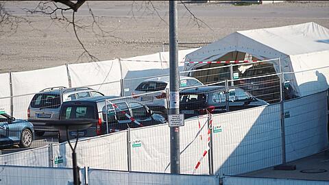 Ab ins Zelt: Autos fahren zum Test in den Drive-In ein.