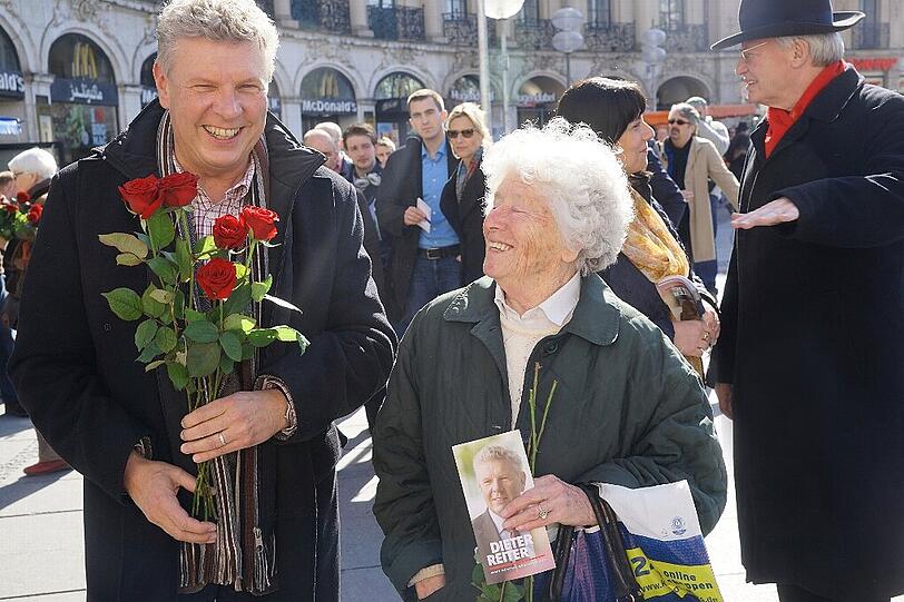Rosen-Kavalier: Der rote OB-Kandidat Dieter Reiter am Stachus im Wahlkampf-Enspurt im Gespräch mit den Münchnern.