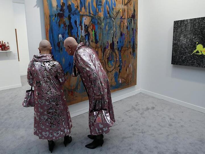 Das Künstlerpaar Eva & Adele aus Berlin auf der Pariser Kunstmesse FIAC.