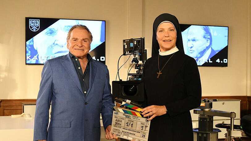 Drehstart zur 20. Staffel "Um Himmels Willen" im Sommer 2020: Weder die Hauptdarsteller Fritz Wepper und Janina Hartwig noch die restlichen Mitglieder der Produktion konnten zu dem Zeitpunkt ahnen, dass es auch die letzte Staffel sein würde. Drehstart zur 20. Staffel "Um Himmels Willen" im Sommer 2020: Weder die Hauptdarsteller Fritz Wepper und Janina Hartwig noch die restlichen Mitglieder der Produktion konnten zu dem Zeitpunkt ahnen, dass es auch die letzte Staffel sein würde.