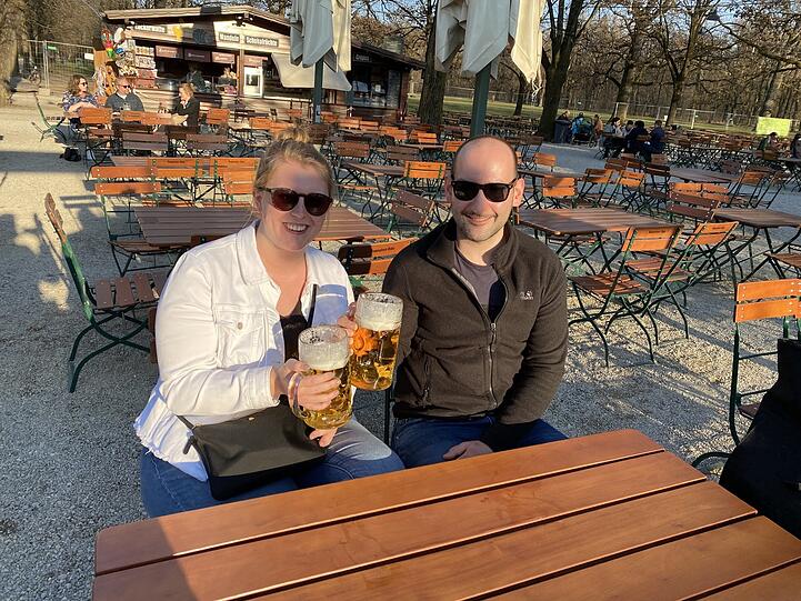 Schätzen den Unterschied: Studentin Louisa Grigat (24) und Analyst Dominik Termathe (32) kommen aus Köln. "Da haben wir keine so ausgeprägte Biergarten-Kultur."