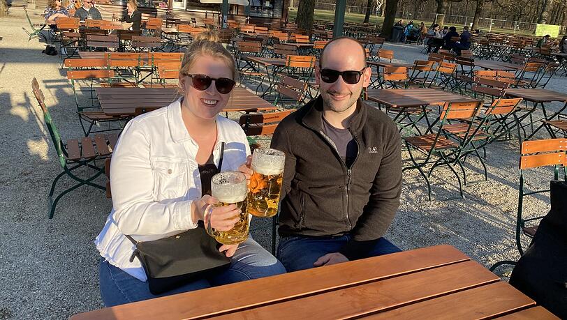 Schätzen den Unterschied: Studentin Louisa Grigat (24) und Analyst Dominik Termathe (32) kommen aus Köln. "Da haben wir keine so ausgeprägte Biergarten-Kultur." Schätzen den Unterschied: Studentin Louisa Grigat (24) und Analyst Dominik Termathe (32) kommen aus Köln. "Da haben wir keine so ausgeprägte Biergarten-Kultur."