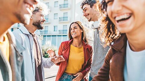 Viele Menschen nehmen sich vor, sich wieder mehr mit Freunden zu treffen, statt am Smartphone zu hängen.
