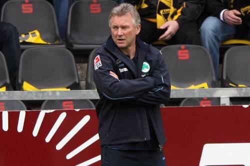 Blick zurück im Zorn: Fürths Trainer Benno Möhlmann ist mit seiner Mannschaft zurzeit absolut unzufrieden.