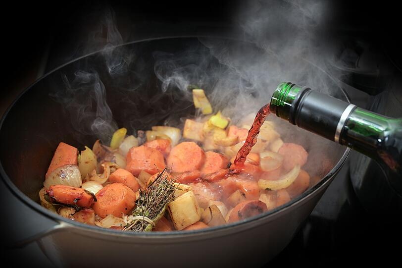 Schimmelpilzgifte, auch Mykotoxine genannt, bleiben hitzestabil und werden beim Kochen, Backen oder D&uuml;nsten nicht zerst&ouml;rt. Deshalb sollten verschimmelte Tomaten, Gurken oder Auberginen direkt entsorgt werden. Es bringt nichts, die unbefallenen Reste f&uuml;r eine Suppe oder einen Eintopf zu verwenden. Selbst nach langem Kochen oder Einfrieren bleiben die Schimmelsporen aktiv und gesundheitssch&auml;dlich.