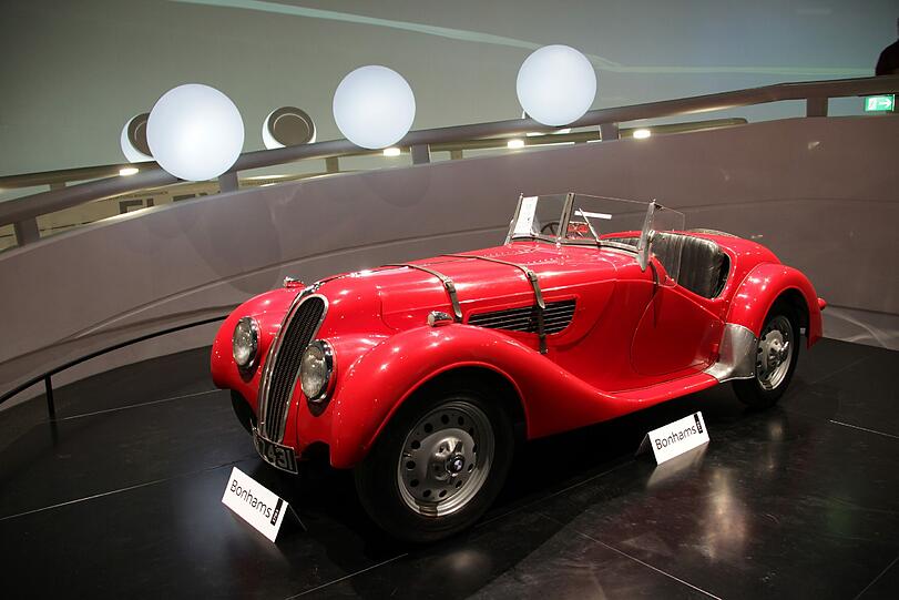 So viele schöne Autos und Motorräder: Das überwiegend männliche Publikum, das ins BMW-Museum gekommen ist, staunt andächtig.