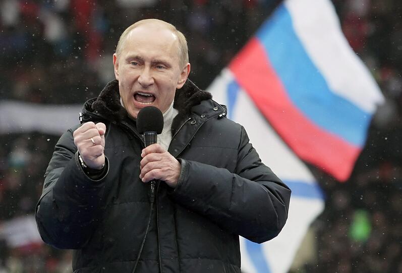 Zehntausende demonstrieren in Moskau für Putin: Bei den Wahlen am 4. März will er sich für eine dritte Amtszeit zum Präsidenten wählen lassen. Zwar bestehen kaum Zweifel an seinem Wahlsieg, doch erstmals seit seinem Aufstieg an die Staatsspitze im Jahr 2000 sieht er sich seit einigen Monaten mit einer breiten Oppositionsbewegung konfrontiert.