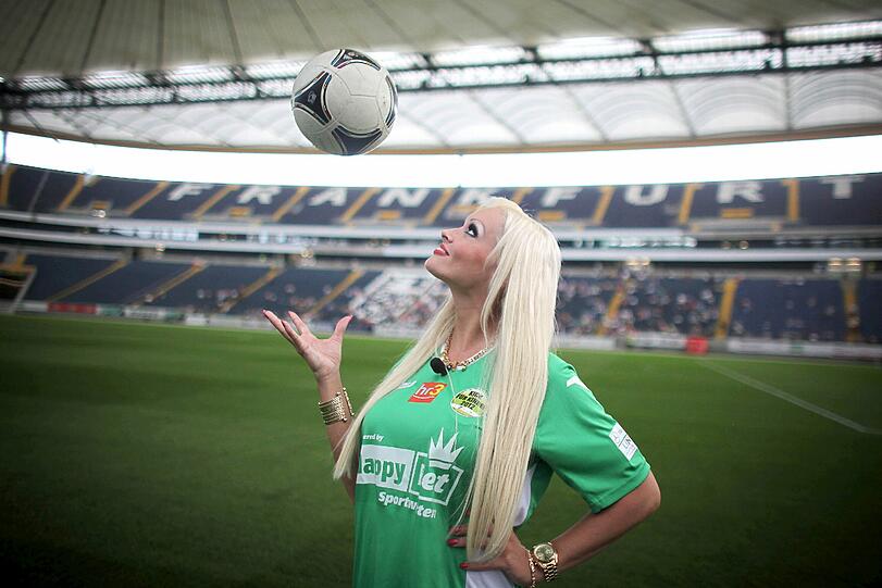 Daniela Katzenberger auf dem Fußballplatz? Das passt bei vielen nicht ins Bild - dennoch machte die Soap-Queen in Frankfurt beim Benefizturnier des Formel 1-Teams "Nazionale Piloti" eine gute Figur am Ball. Mit dabei waren neben den Motorsport-Stars um Michael Schumacher und Sebastian Vettel auch zahlreiche weitere Promis wie Elton, Tim Bendzko, Sven Hannawald, Mark Keller, Birgit Prinz, Giovanni Zarella auf dem Platz unterwegs. Sehen Sie hier die besten Bilder.