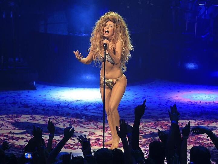 Lady Gaga spärlich bekleidet beim iTunes-Festival in London