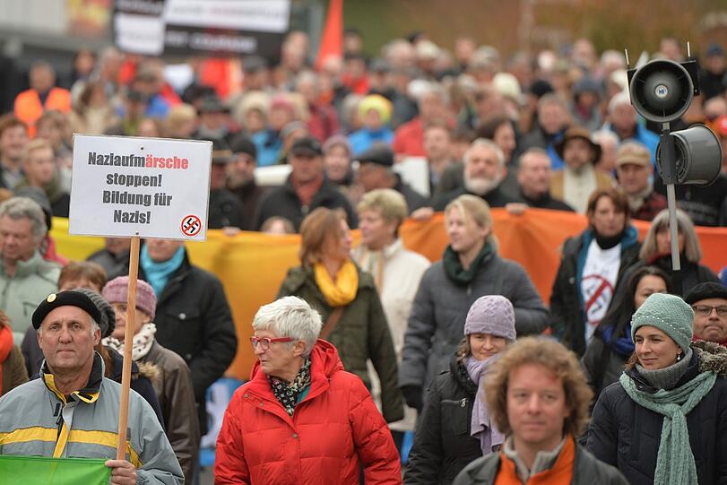 &bdquo;Wir gedenken der Opfer und nicht der Täter&ldquo;. Unter diesem Motte haben am Samstag etwa 300 Menschen in Wunsiedel
gegen einen Nazi-Aufmarsch protestiert. Die Bilder von der Demo!