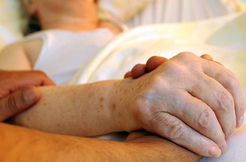 Bisher ist aktive Sterbehilfe in Deutschland strafbar; eine Mehrheit in Deutschland befürwortet aber eine Erlaubnis.
