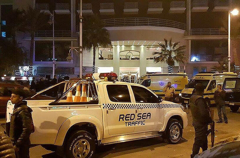 Am Freitagabend haben bewaffnete Personen ein Touristenhotel in dem ägyptischen Badeort Hurghada angegriffen.
