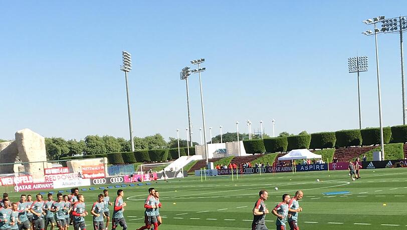 Das erste öffentliche Training der Bayern läuft. Das erste öffentliche Training der Bayern läuft.