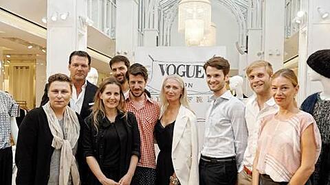Begeisterung auf allen Seiten - Christiane Arp (Mitte) mit Markus Höhn (hinten links) und den Nachwuchsdesignern