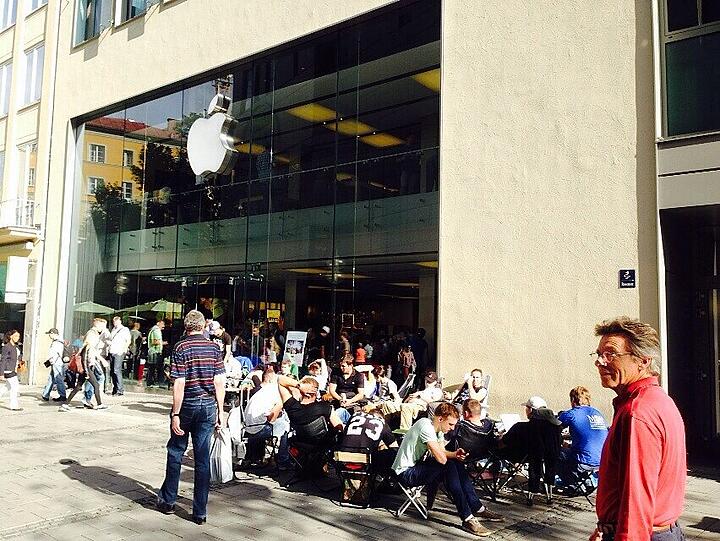 iPhone-Fans Campen vor dem Apple Store in der Münchner Innenstadt.
