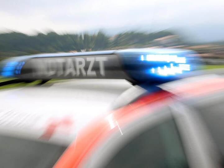 Ein Notarztfahrzeug im Einsatz. Foto: Stephan Jansen/Archiv