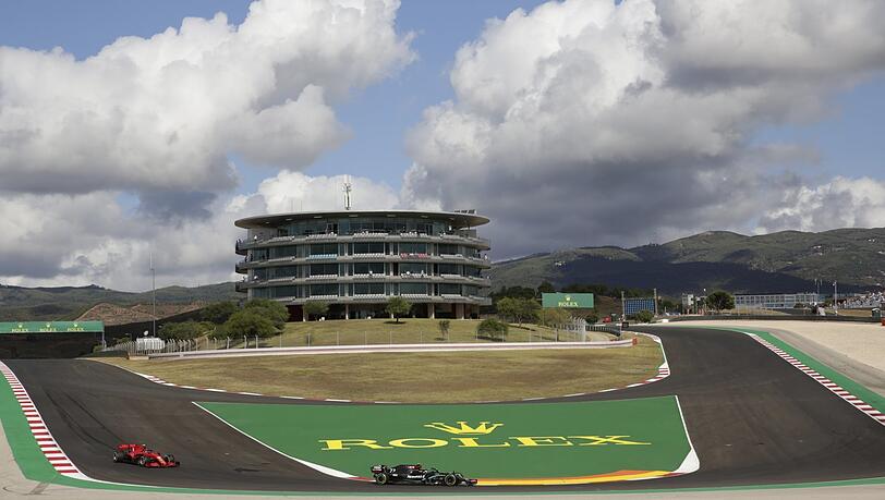 Über der Strecke in Portimão braut sich was zusammen: Hamilton winken weitere Erfolge, Vettel droht ein weiteres Desaster.