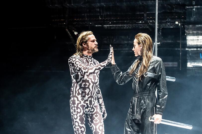 Lord (Nicola Mastroberardino) und Lumir (Mareike Beykirch).