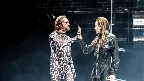 Lord (Nicola Mastroberardino) und Lumir (Mareike Beykirch).