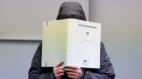 Der wegen schweren sexuellen Missbrauchs angeklagte Mann steht im Landgericht im Verhandlungssaal.