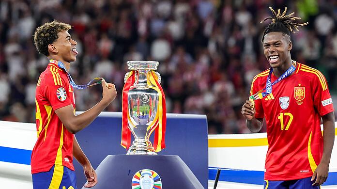 Die beiden spanischen Jungstars unter sich: Lamine Yamal (l) und Nico Williams haben die EM geprägt.