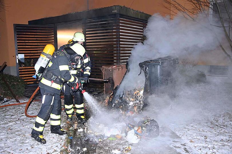 Brand einer Gro&szlig;raum-Tonne in der Schwanseestra&szlig;e.