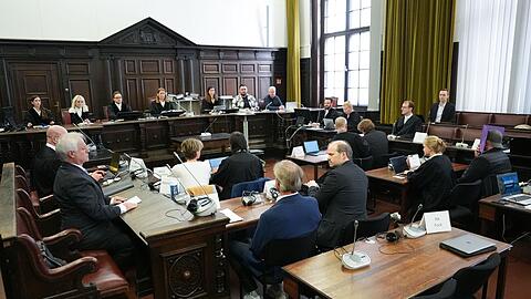 Die Hauptermittlungsf&uuml;hrerin der Polizei beantwortete im Gericht Fragen.