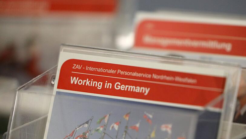 Der Zugang zur Arbeit für Ausländer wird in den Regionen innerhalb Bayerns einem Gutachten zufolge unterschiedlich gehandhabt (Symbolbild). Der Zugang zur Arbeit für Ausländer wird in den Regionen innerhalb Bayerns einem Gutachten zufolge unterschiedlich gehandhabt (Symbolbild).