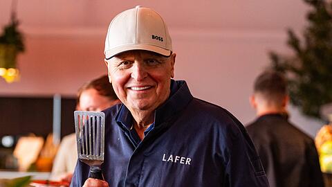 Johann Lafer ist an Krebs erkrankt. Ein Promi-Kollege richtet nun eindringliche Worte an den TV-Koch.