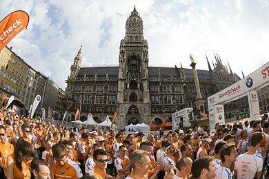 Der Münchner Marienplatz stand ganz im Zeichen des Stadtlaufs: Orange.