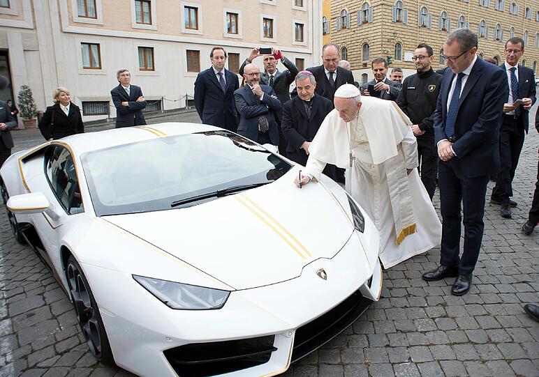 15.11.2017: Heiligs Blechle! Papst Franziskus bekommt von Lamborghini ein etwas anderes Papamobil vom Modell "Huracán" geschenkt. Bescheiden wie er ist, schlägt der Papst das Geschenk aus und versteigert den Luxus-Schlitten für den guten Zweck.