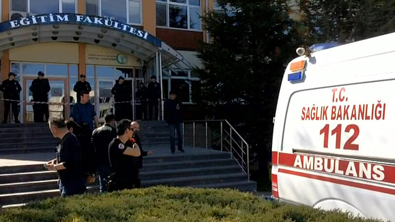 Polizisten stehen vor dem Eingang der Osmangazi Universität, in der ein Mitarbeiter vier Menschen erschossen haben soll.