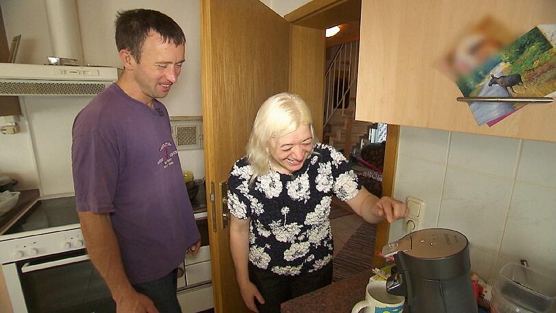 Schäfer Rainer und Heike kommen mit der neuen Kaffeemaschine nicht zurecht.