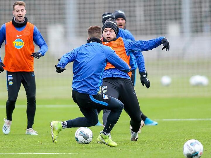 Eduard Löwen (r.) mit Lukas Klünter und Peter Pekarik (l-r.) im Hertha-Trainingslager. Foto: Andreas Gora/dpa/Archivbild