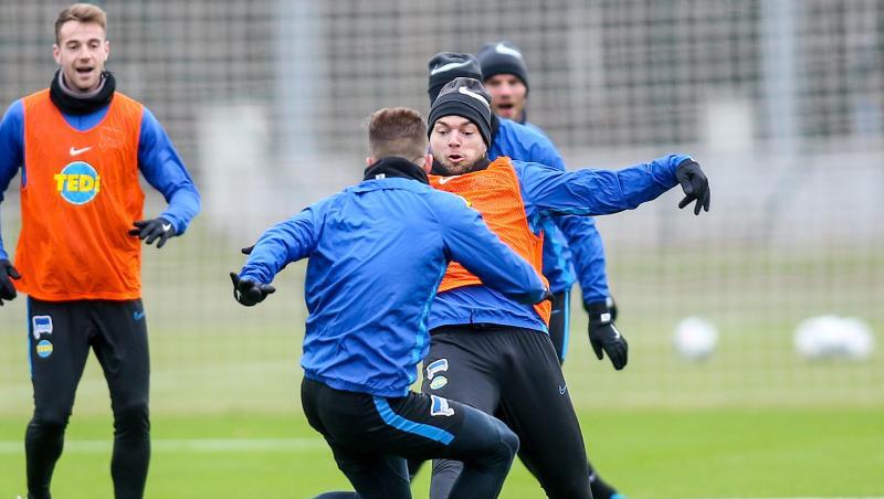 Eduard Löwen (r.) mit Lukas Klünter und Peter Pekarik (l-r.) im Hertha-Trainingslager. Foto: Andreas Gora/dpa/Archivbild Eduard Löwen (r.) mit Lukas Klünter und Peter Pekarik (l-r.) im Hertha-Trainingslager. Foto: Andreas Gora/dpa/Archivbild