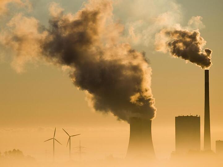 Wegen der gesunkenen Exportüberschüsse und niedrigerer Großhandelspreise verdienten die Stromproduzenten mit ihren Lieferungen ins Ausland den Angaben zufolge deutlich weniger.