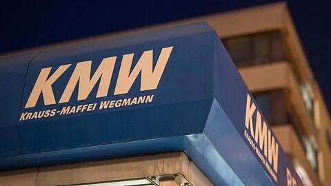Das Logo von Krauss-Maffei Wegmann am Werk des Rüstungsunternehmens in München.